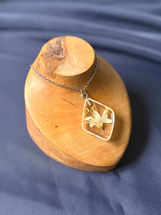 Rhomb Wild Bluebead Lily necklace